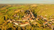 La vue du village de Castelnau-Barbarens en été depuis le drone de Laurent Lainé